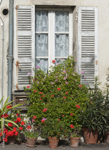 Fassade eines typischen Wohngeb  udes in der Provence