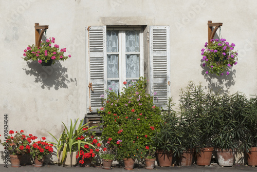 Fototapeta Naklejka Na Ścianę i Meble -  Fassade eines typischen Wohngebäudes in der Provence