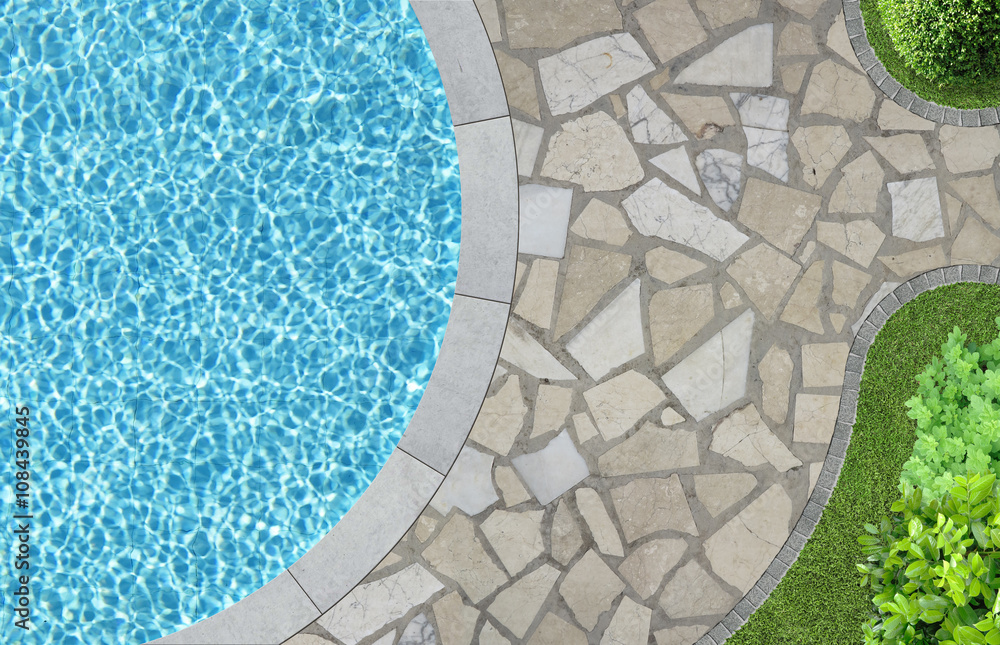 swimmingpool und gartenanlage mit bruchsteinweg von oben gesehen Stock