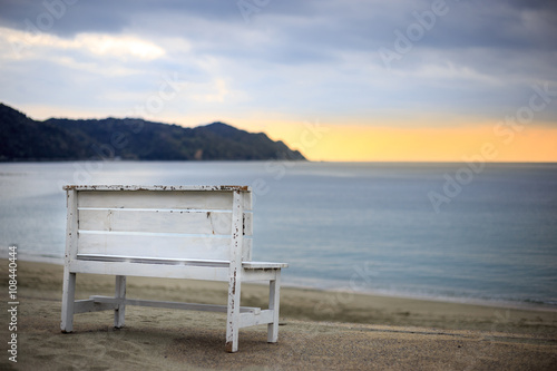 夕陽とベンチとビーチ