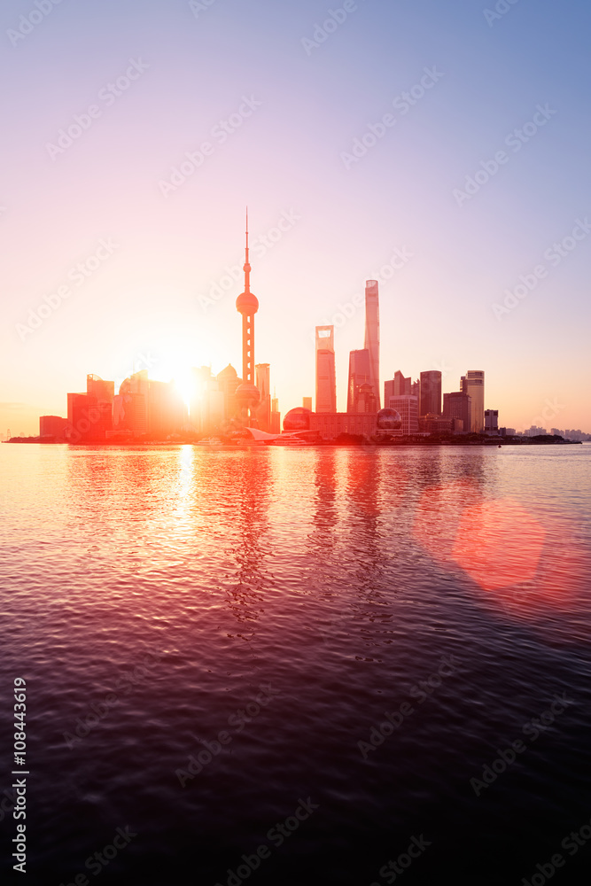 Naklejka premium Skyline Pudong o wschodzie słońca, Szanghaj, Chiny.