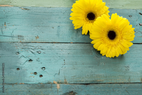 Fototapeta Naklejka Na Ścianę i Meble -  Yellow flower on wooden background