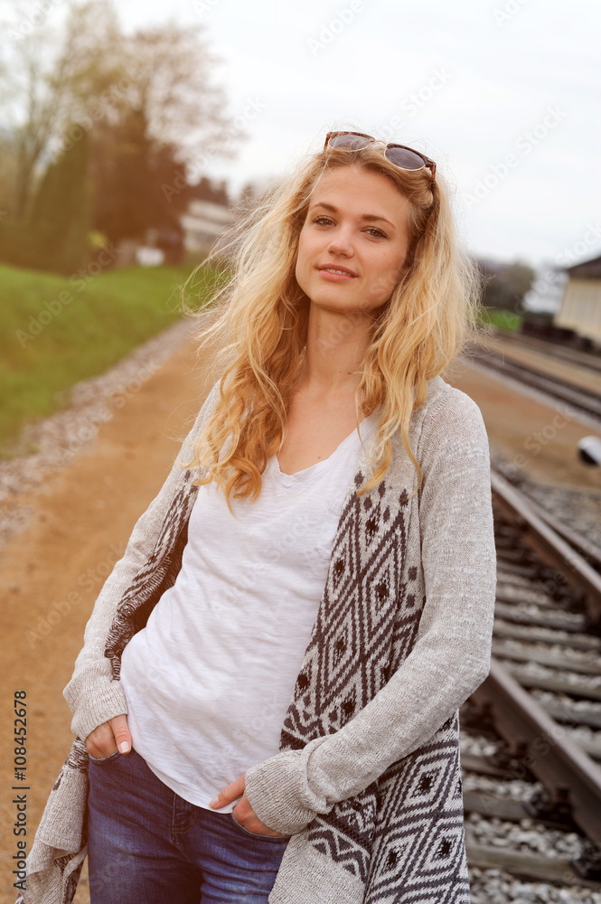 Junge Frau in Hippiekleidung posiert an einem Bahnhof Junge Frau in Hippiekleidung posiert an einem Bahnhof