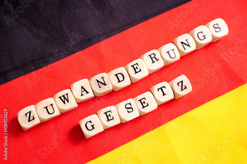 Zuwanderungsgesetz, Buchstabenwürfel auf Deutschlandfahne