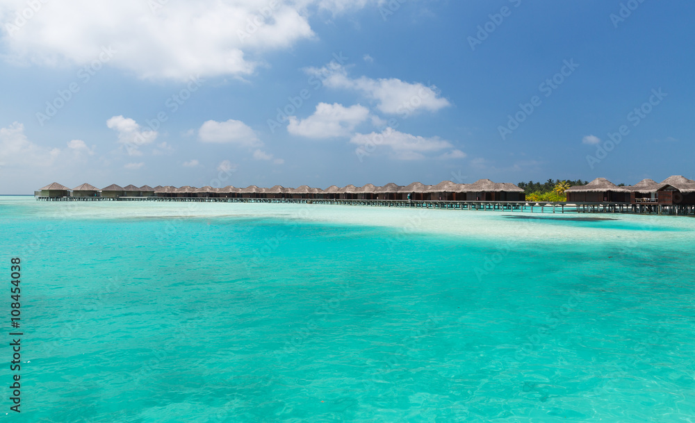Fototapeta premium bungalowy w wodzie morskiej na egzotycznej plaży kurortu