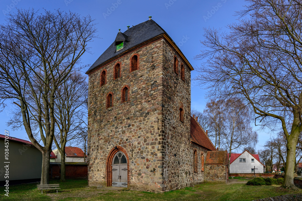 Fototapeta premium Historische Dorfkirche Seefeld: Ansicht von Westen