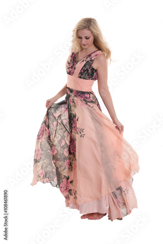 Schöne blonde Frau im Abendkleid mit Blumenmuster- freigestellt-