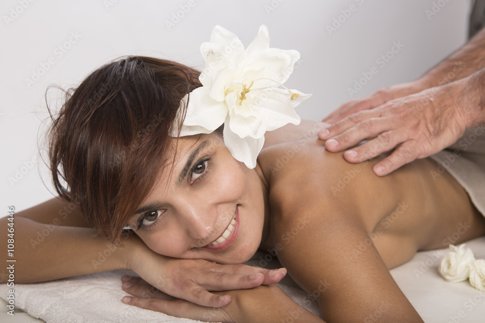 Total relax. Bella ragazza con fiore in testa nel lettino per massaggi Total relax. Bella ragazza con fiore in testa nel lettino per massaggi