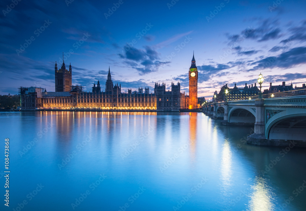 Big Ben and the Houses of Parliament at night in London, UK - obrazy, fototapety, plakaty 