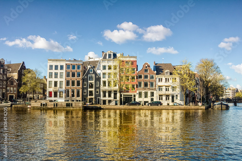 Obraz na płótnie Traditional old buildings in Amsterdam, the Netherlands w salonie