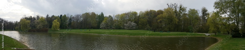 Fototapeta premium Panorama, staw w parku