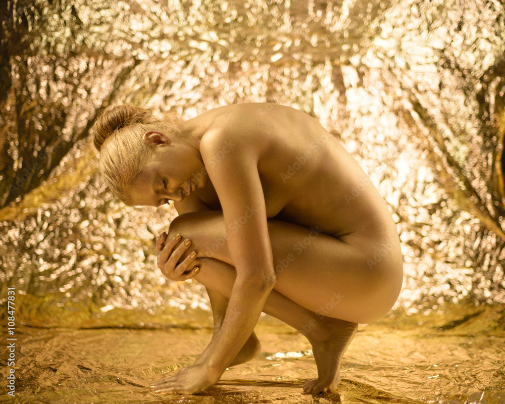Ταπετσαρία Femme en or sur fond doré
