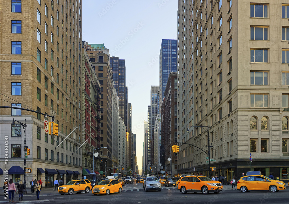 Naklejka premium Skrzyżowanie na szóstej alei w Midtown Manhattan