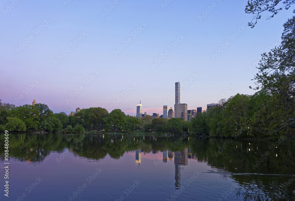 Obraz premium Midtown Manhattan skyline mirror from water in Central Park