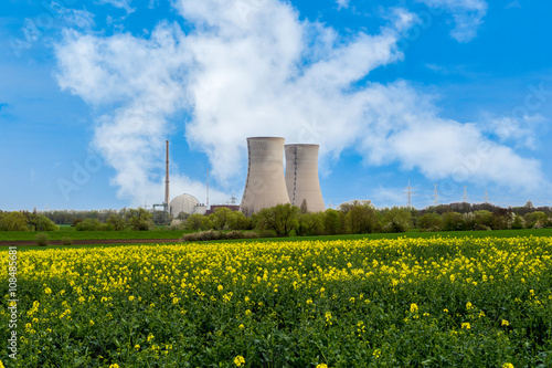 Atomkraftwerk mit Rapsfeld