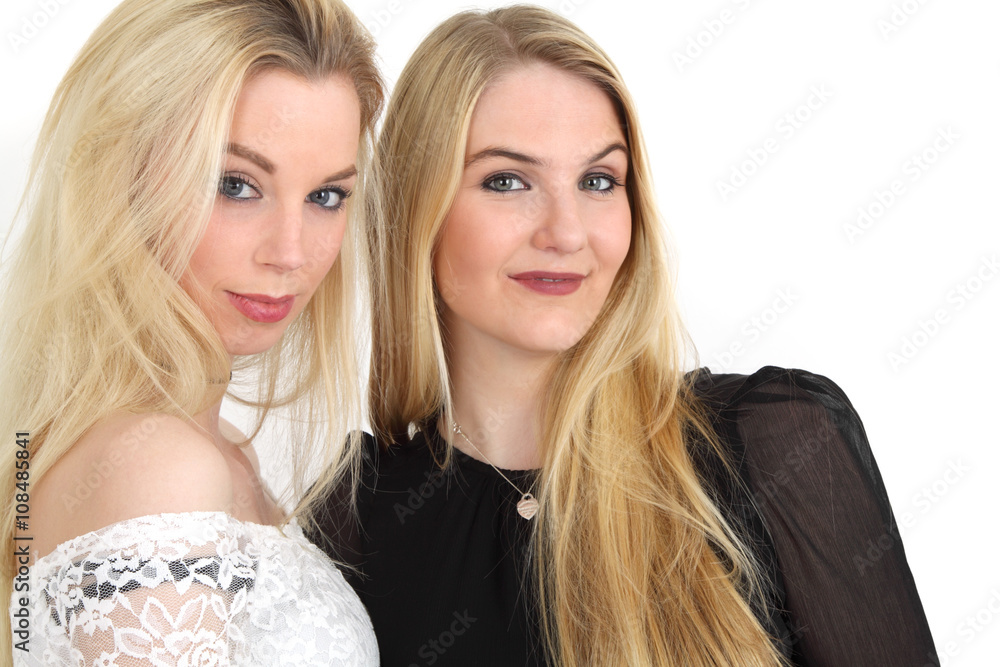zwei junge blonde Frauen zwei junge blonde Frauen