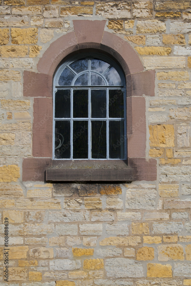 halbrundes Fenster in gemauerter Wand