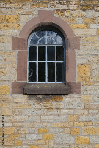 halbrundes Fenster in gemauerter Wand © Marco Becker