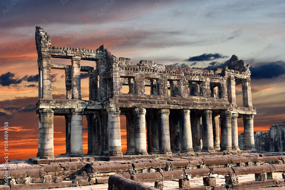 Obraz premium ruins in the Amgkor Wat temple cpmplex at sunset, Siem Reap, Cambodia