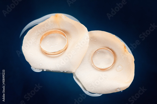 Wedding rings on the rose p...