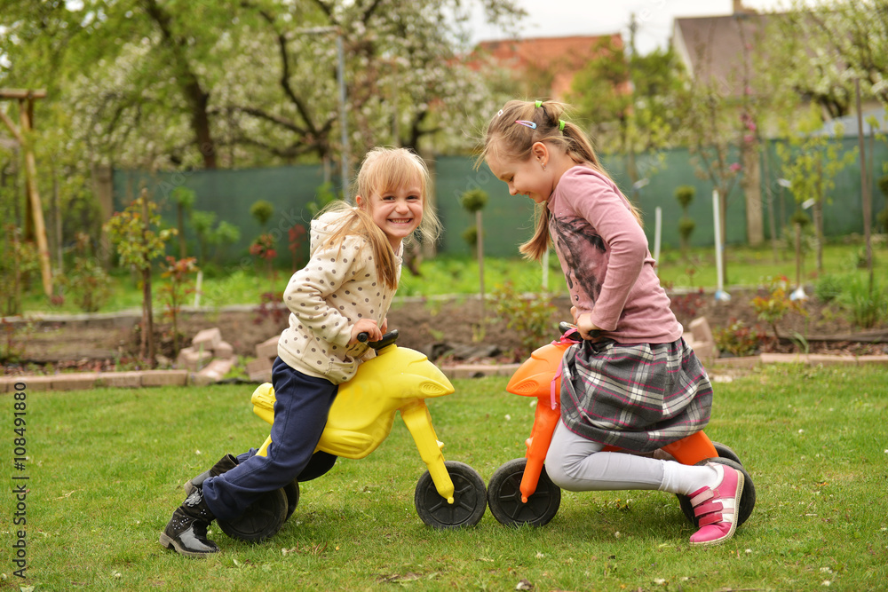 deux soeurs jouant dans le jardin deux soeurs jouant dans le jardin