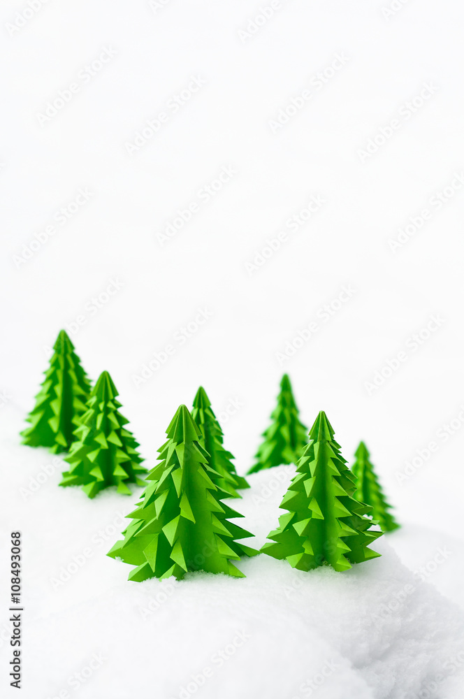 Weihnachtskarte, Winterlandschaft, Tannenbäume aus Papier im Schnee,  Frohe Weihnachten, Plakat,  Weihnachtsaktion, Wintersaison