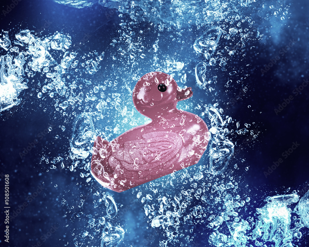 Fototapeta premium Duck toy under water