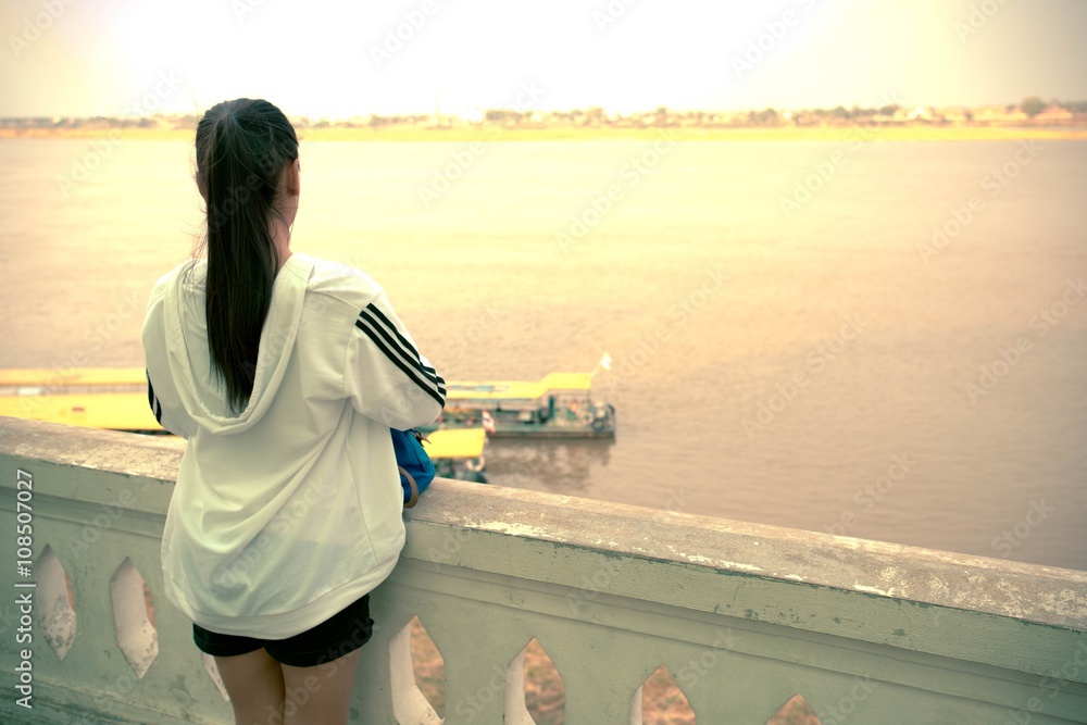 Foto Stock backside of Long hair woman looking down to Ferry, ferries