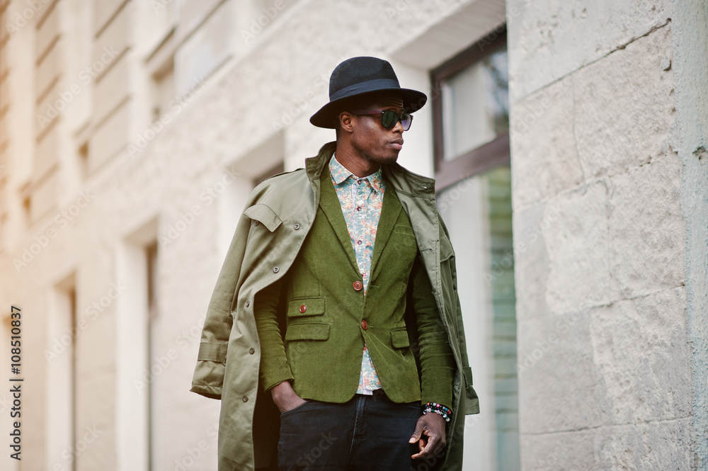 Φωτογραφία Fashion portrait of black african american man on green velvet j