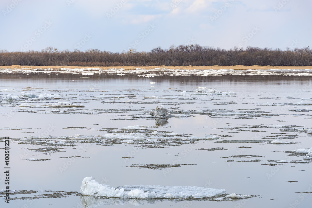 Floating of ice break . 
Floating of ice on the Amur River.