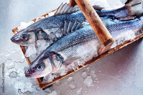 Tableau sur toile Two whole fresh Loup de Mer