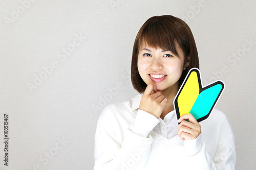 初心者マークを持つ女性