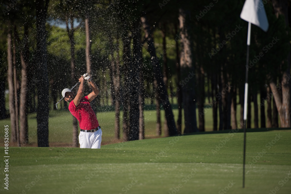 Obraz premium golfer hitting a sand bunker shot