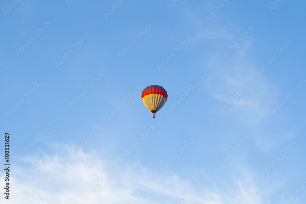 Obraz premium hot air balloon in blue sky