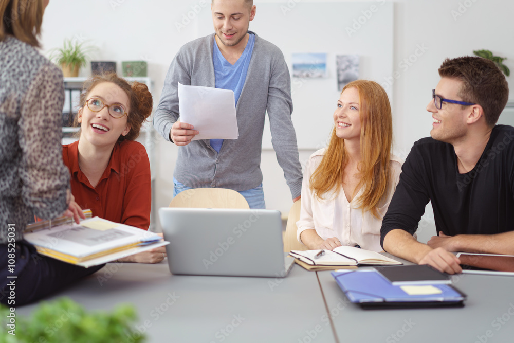 Obraz premium junge mitarbeiter in einer besprechung