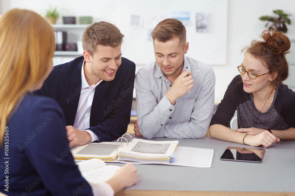 gruppe schaut gemeinsam auf unterlagen auf dem schreibtisch gruppe schaut gemeinsam auf unterlagen auf dem schreibtisch