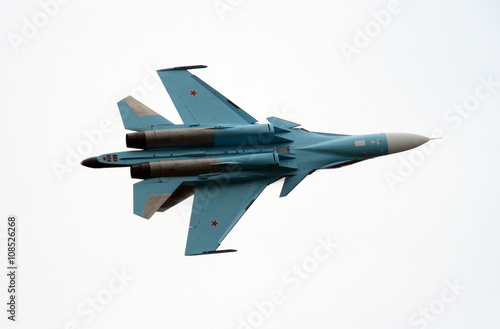 Cuadro en lienzo The su-27 aerobatic team Falcons of Russia in the sky over Zhukovsky