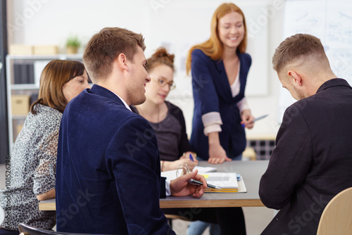 Foto junge kollegen arbeiten zusammen