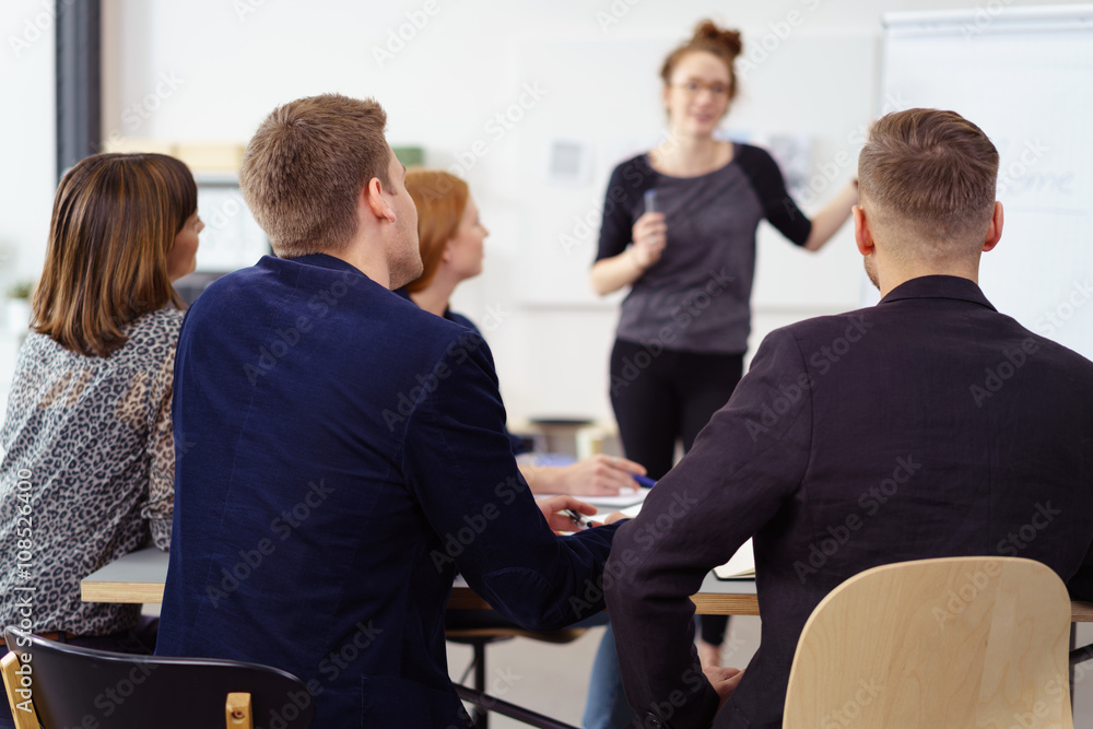 frau hält einen vortrag vor kollegen Stock-Foto | Adobe Stock