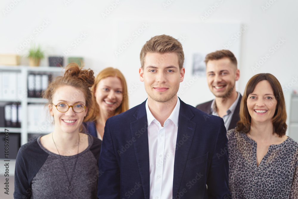 Fototapeta premium erfolgreiches jugnes team im büro