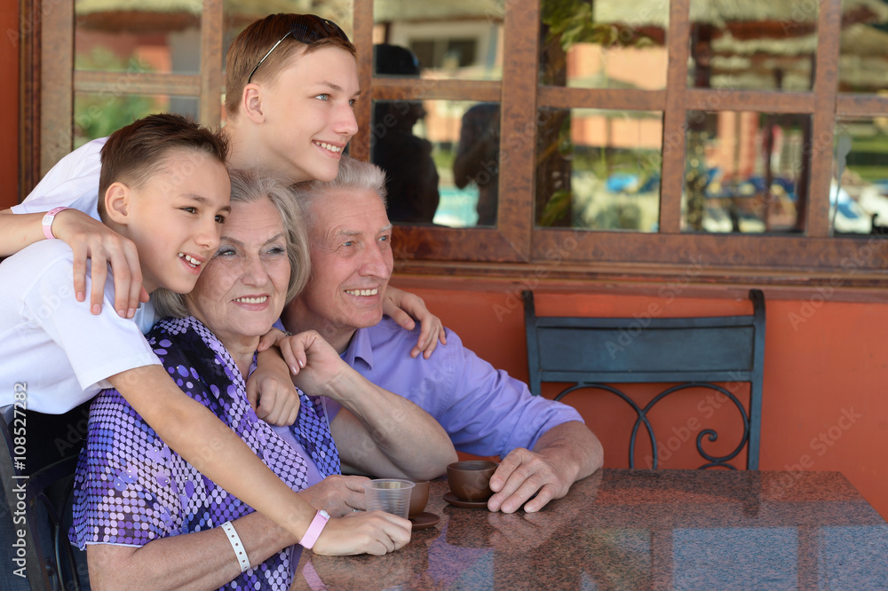 Obraz premium Happy family at breakfast