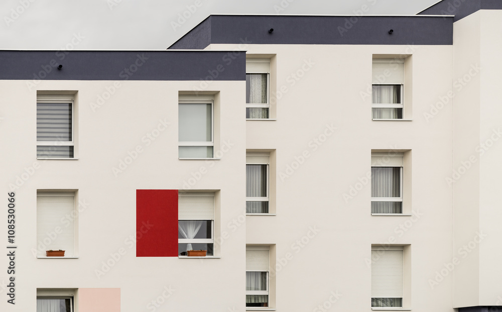 Fassade eines modernen Wohnblocks mit Flachdach einfachen PVC Fenstern und Rollläden