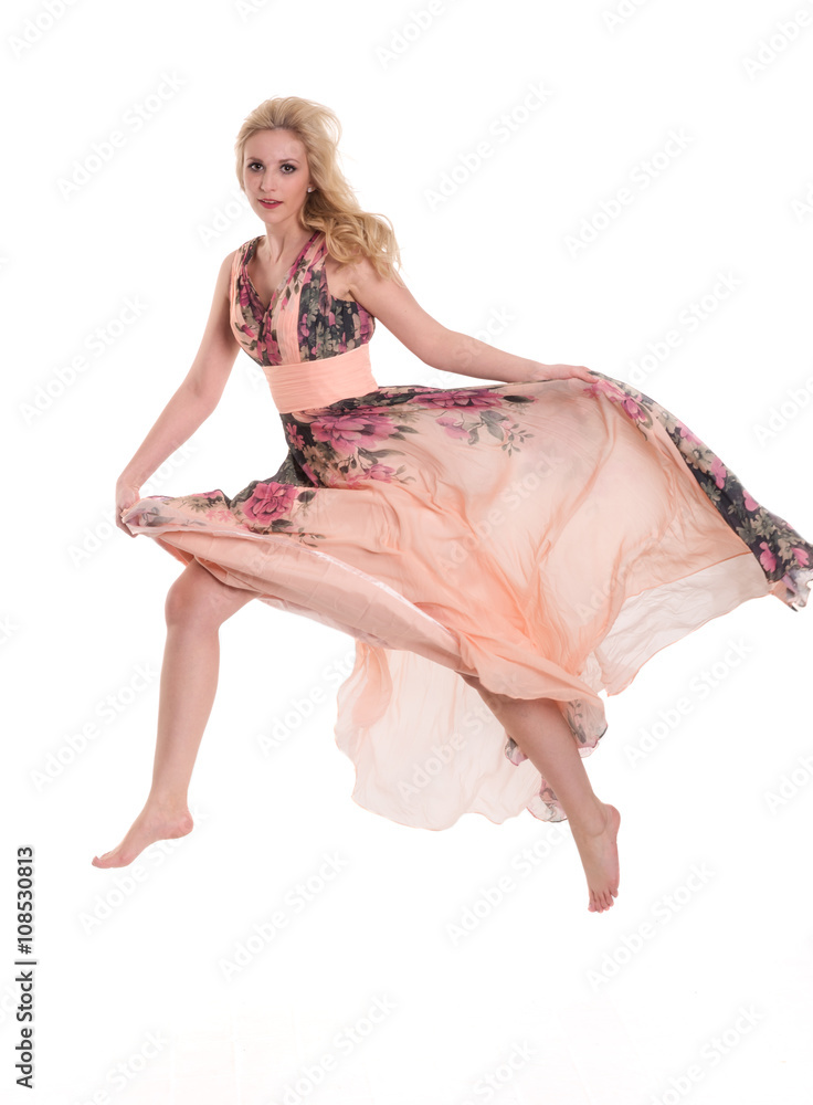 Φωτογραφία Blonde Frau in einem wehenden Abendkleid - freigestellt-