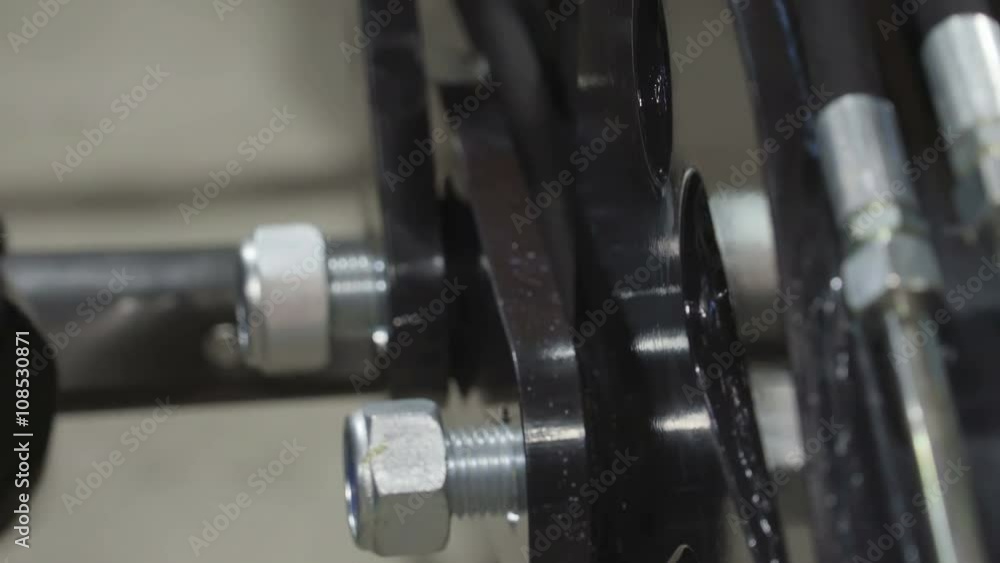 Turning the screw on the valve to tighten the grip of the parts of the equipment Turning the screw on the valve to tighten the grip of the parts of the equipment