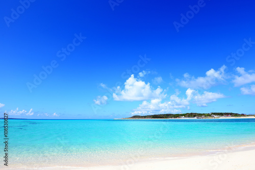 Fototapeta Naklejka Na Ścianę i Meble -  沖縄の青い海とさわやかな空