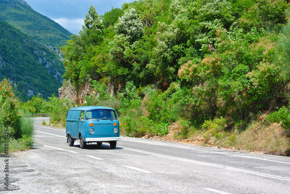 Obraz premium Oldtimer bus on mountain road