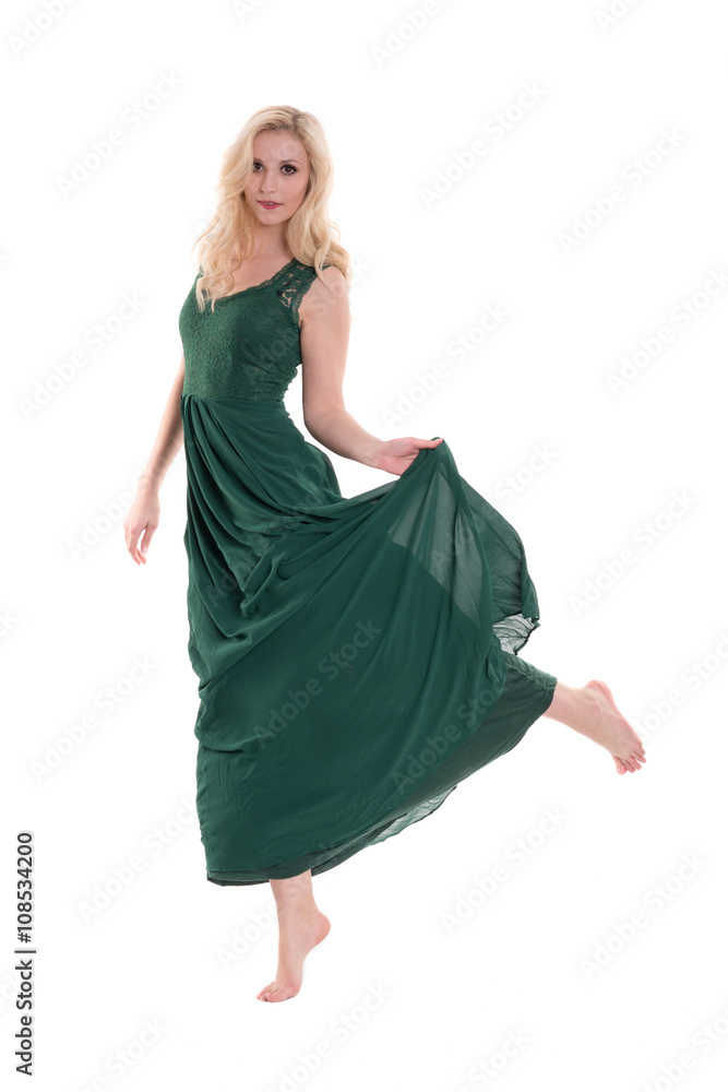 Naklejka premium Schöne blonde Frau im langen grünen Abendkleid - freigestellt- barfuß