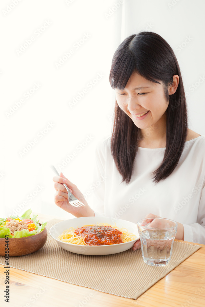 パスタを食べる女性、ミートソース、サラダ、トマト、レタス、ツナ パスタを食べる女性、ミートソース、サラダ、トマト、レタス、ツナ