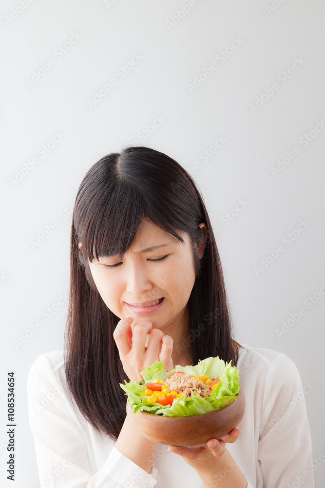 サラダを食べる女性、嫌い、苦手、ネガティブ サラダを食べる女性、嫌い、苦手、ネガティブ