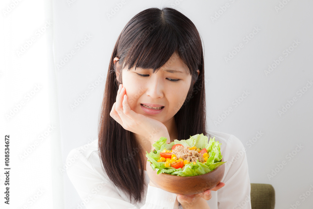 サラダを食べる女性、嫌い、苦手、ネガティブ サラダを食べる女性、嫌い、苦手、ネガティブ